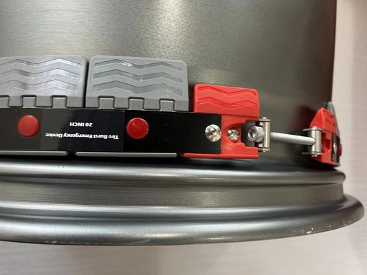 17개의 인치 휠은 평탄띠 18 인치 트럭 타이어 보강 밴드 구조를 운영합니다