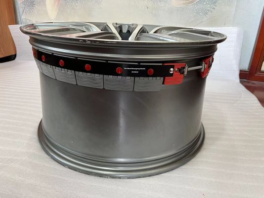 17개의 인치 휠은 평탄띠 18 인치 트럭 타이어 보강 밴드 구조를 운영합니다